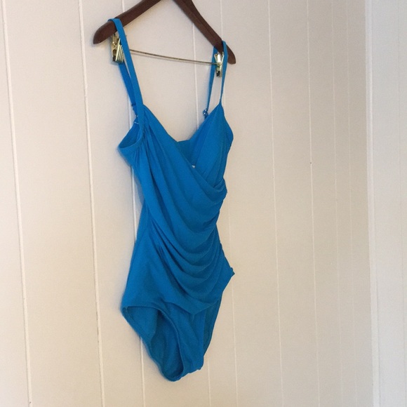 JANTZEN Women’s Solid Drape One-Piece Swimsuit. 8 - Picture 3 of 8
